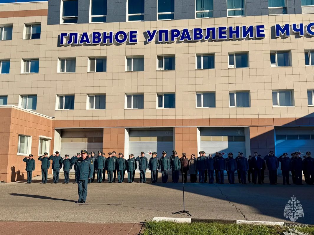 В Главном управлении МЧС России по Ульяновской области состоялось построение личного состава, в ходе которого прошла церемония поднятия Государственного флага Российской Федерации и исполнение государственного гимна