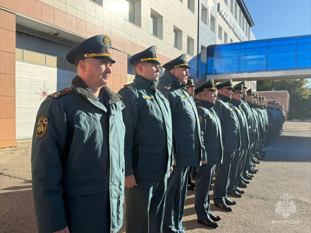 В Главном управлении МЧС России по Ульяновской области состоялось построение личного состава, в ходе которого прошла церемония поднятия Государственного флага Российской Федерации и исполнение государственного гимна В Главном управлении МЧС России по Ульяновской области состоялось построение личного состава, в ходе которого прошла церемония поднятия Государственного флага Российской Федерации и исполнение государственного гимна