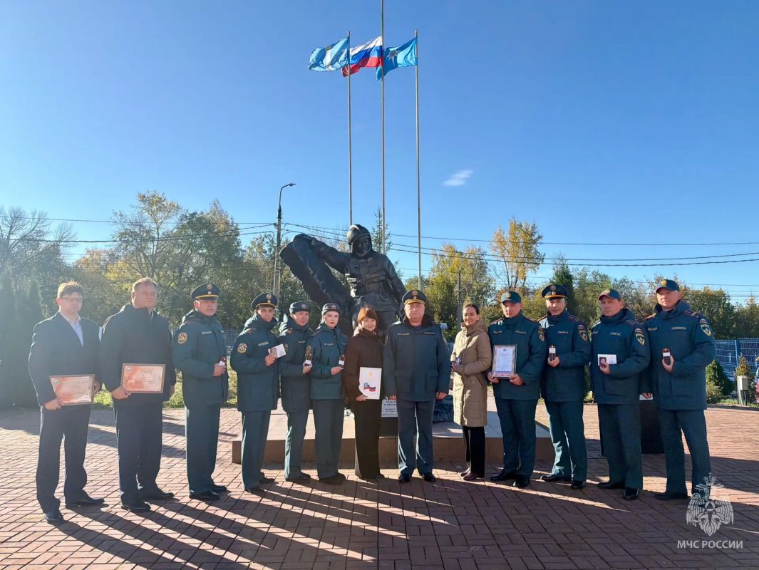 В Главном управлении МЧС России по Ульяновской области состоялось построение личного состава, в ходе которого прошла церемония поднятия Государственного флага Российской Федерации и исполнение государственного гимна В Главном управлении МЧС России по Ульяновской области состоялось построение личного состава, в ходе которого прошла церемония поднятия Государственного флага Российской Федерации и исполнение государственного гимна