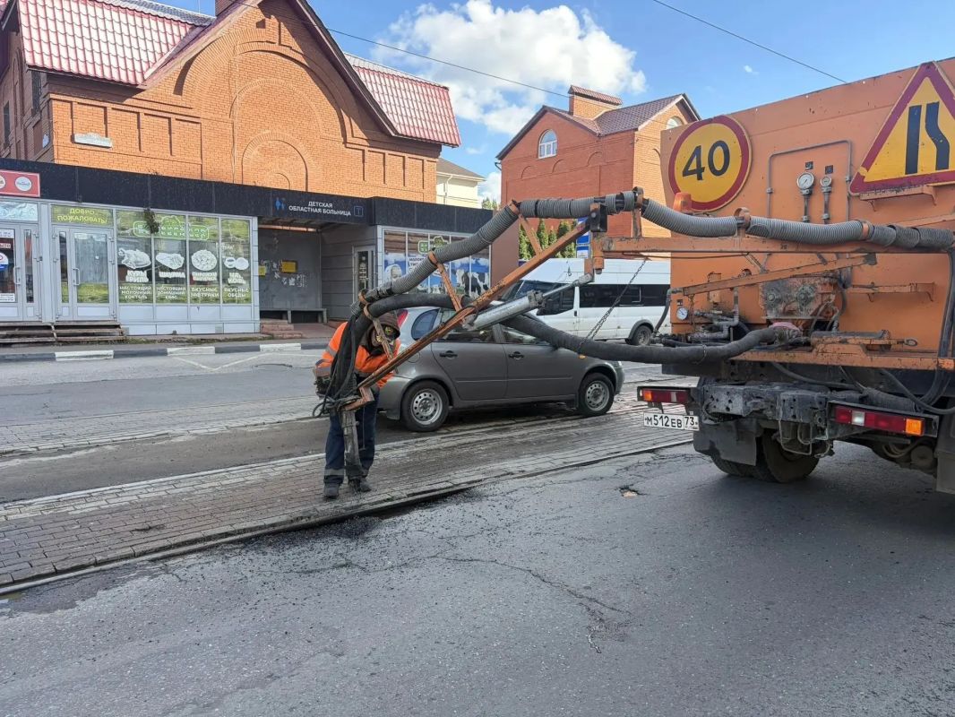 Ульяновские дорожники обновили асфальт на улице Минаева Ульяновские дорожники обновили асфальт на улице Минаева