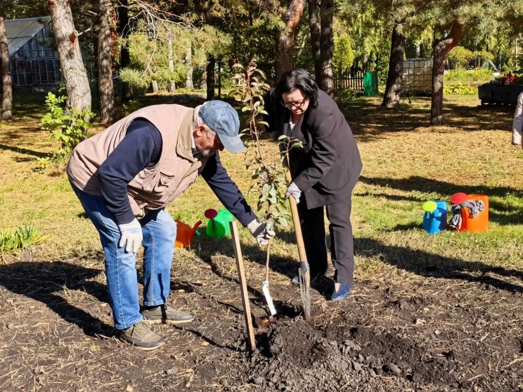 Сад «Экокампуса» пополнился молодыми саженцами яблонь, груш и абрикоса