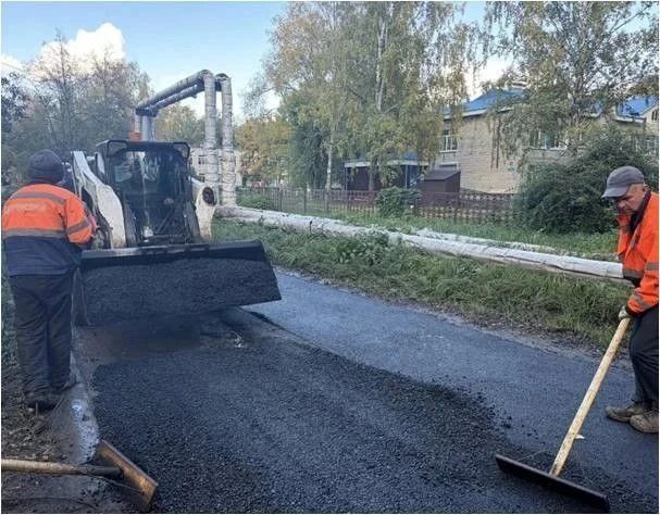 Ульяновские дорожники днём 8 октября ремонтировали 11 участков автодорог и дворов Ульяновские дорожники днём 8 октября ремонтировали 11 участков автодорог и дворов