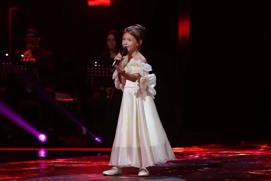6-летняя Майя Баландина из Ульяновска пела на улицах и покорила Первый канал