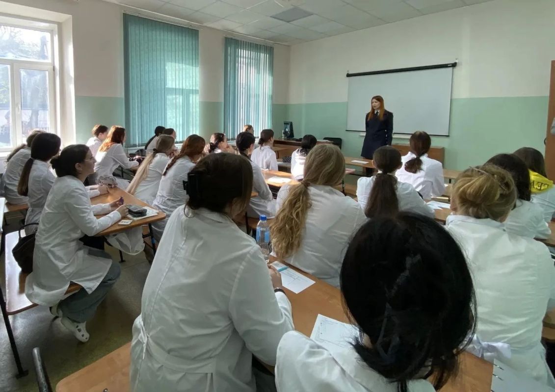 Ульяновские полицейские проводят правовые информационно – просветительские встречи со студентами - первокурсниками Ульяновские полицейские проводят правовые информационно – просветительские встречи со студентами - первокурсниками