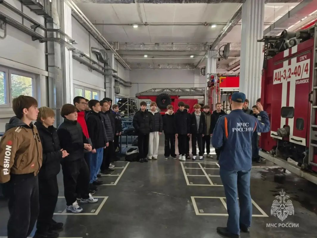Школьники познакомились с пожарно-спасательным делом Школьники познакомились с пожарно-спасательным делом