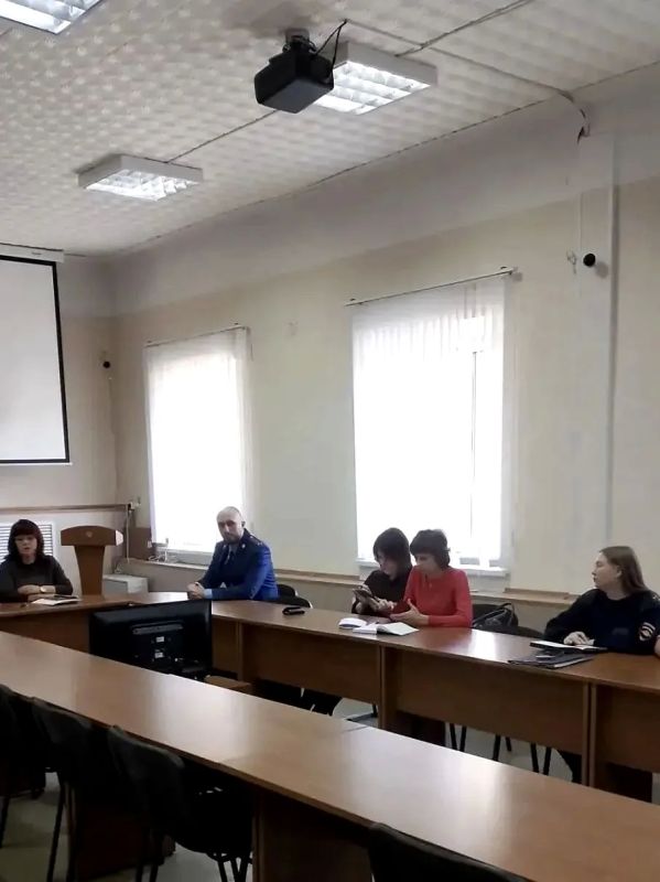 Помощник прокурора Сенгилеевского района Терехов И.О. принял участие в заседании комиссии по делам несовершеннолетних и защите их прав администрации МО «Сенгилеевский район»