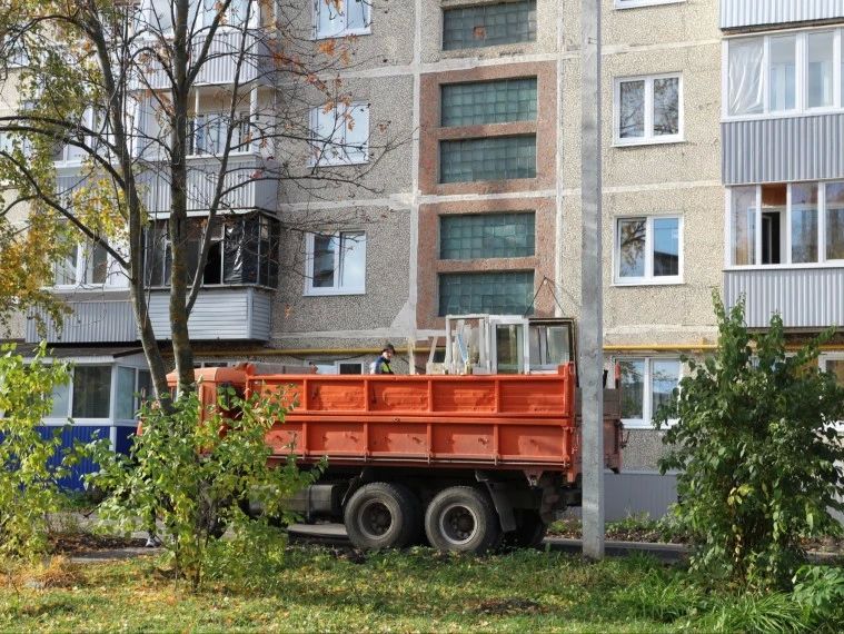 В домах Ульяновска, пострадавших от атаки беспилотников, заменили 320 окон