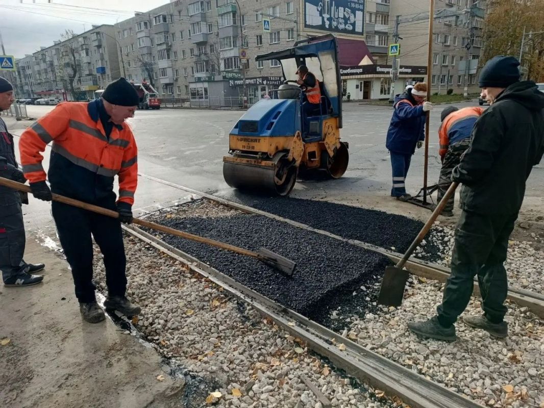 В Ульяновске продолжается сезонная уборка опавшей листвы В Ульяновске продолжается сезонная уборка опавшей листвы