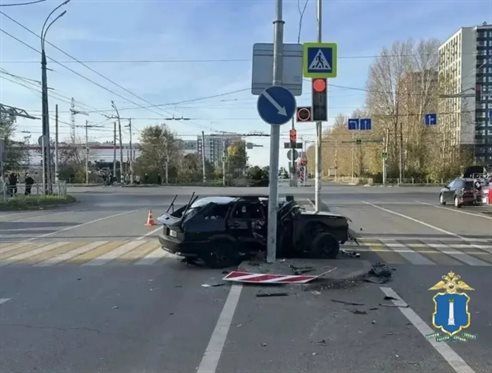 На проспекте Авиастроителей парень за рулём ВАЗа сбил трёх человек и врезался в столб