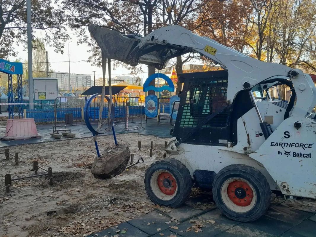 В парке «Прибрежный» приступили к ремонту детской игровой площадки В парке «Прибрежный» приступили к ремонту детской игровой площадки