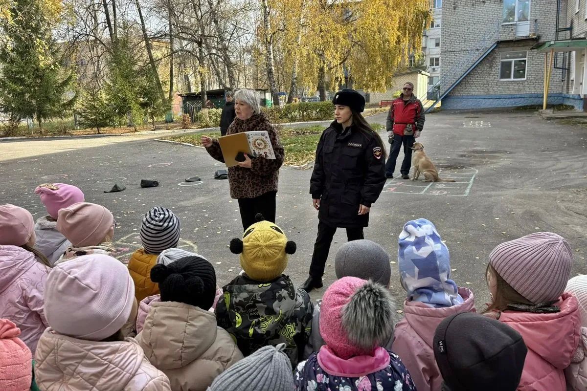 В Ульяновске сотрудник транспортной полиции провел профилактическую беседу в детском саду