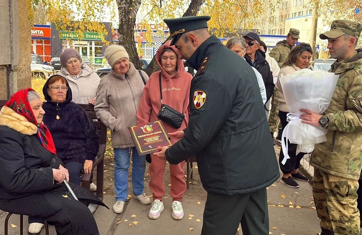 В Димитровграде в год 10-летия Росгвардии и 215-летия войск правопорядка военнослужащие ведомства организовали «Парад у дома ветерана» в честь 100-летнего юбилея труженицы тыла Валентины Яковлевны Грешновой В Димитровграде в год 10-летия Росгвардии и 215-летия войск правопорядка военнослужащие ведомства организовали «Парад у дома ветерана» в честь 100-летнего юбилея труженицы тыла Валентины Яковлевны Грешновой