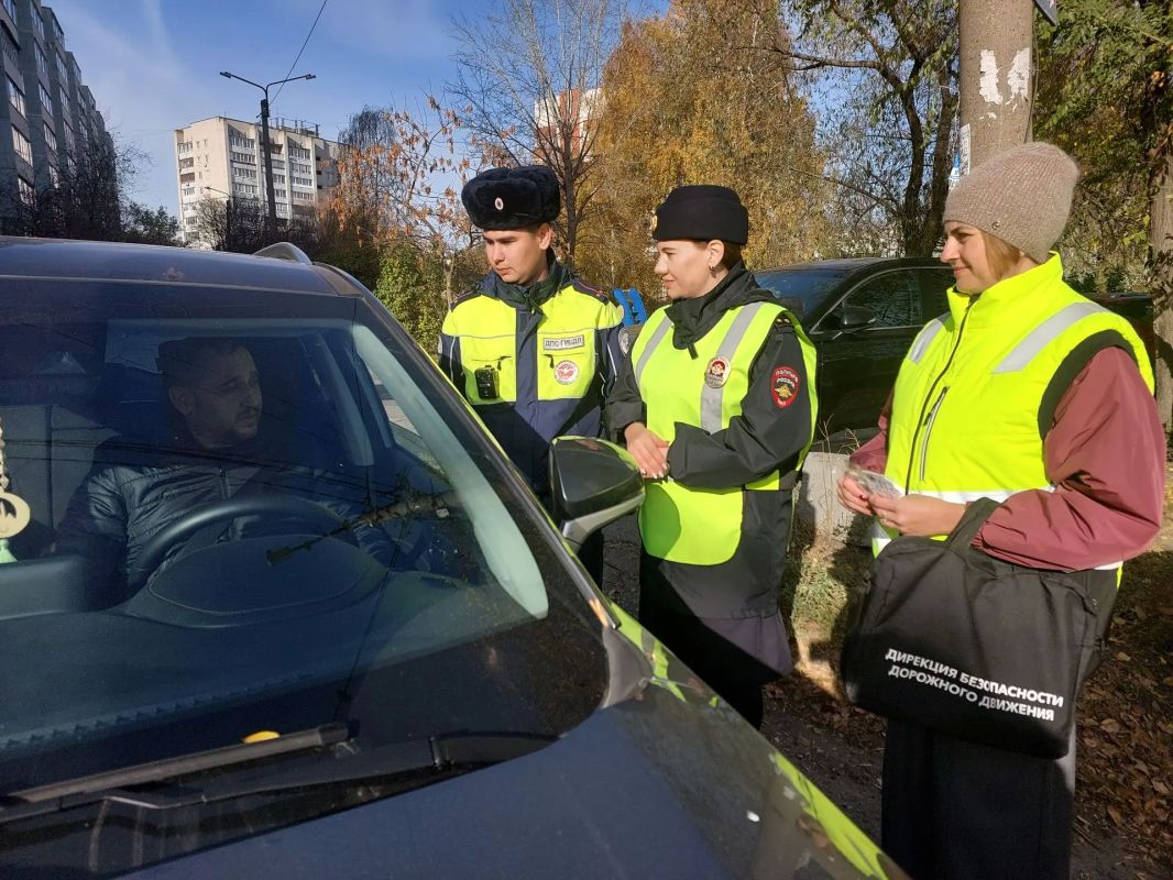 Сотрудники Госавтоинспекции и специалисты Дирекции безопасности дорожного движения поздравили водителей с Днем автомобилиста Сотрудники Госавтоинспекции и специалисты Дирекции безопасности дорожного движения поздравили водителей с Днем автомобилиста