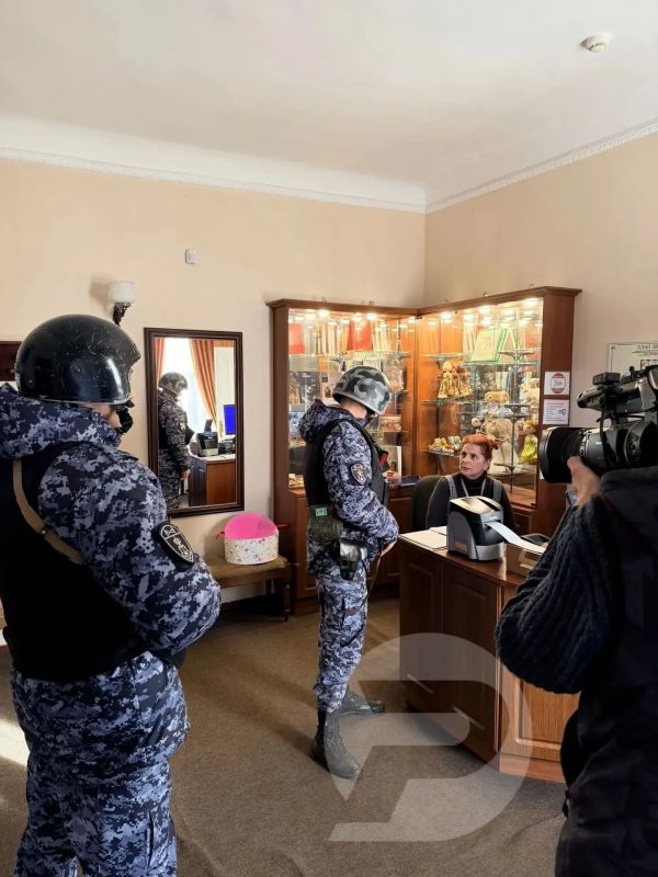 В преддверии Дня вневедомственной охраны Росгвардии наша съёмочная группа побывала в одном из подразделений, чтобы узнать, как устроена работа тех, кто ежедневно стоит на страже порядка и безопасности В преддверии Дня вневедомственной охраны Росгвардии наша съёмочная группа побывала в одном из подразделений, чтобы узнать, как устроена работа тех, кто ежедневно стоит на страже порядка и безопасности