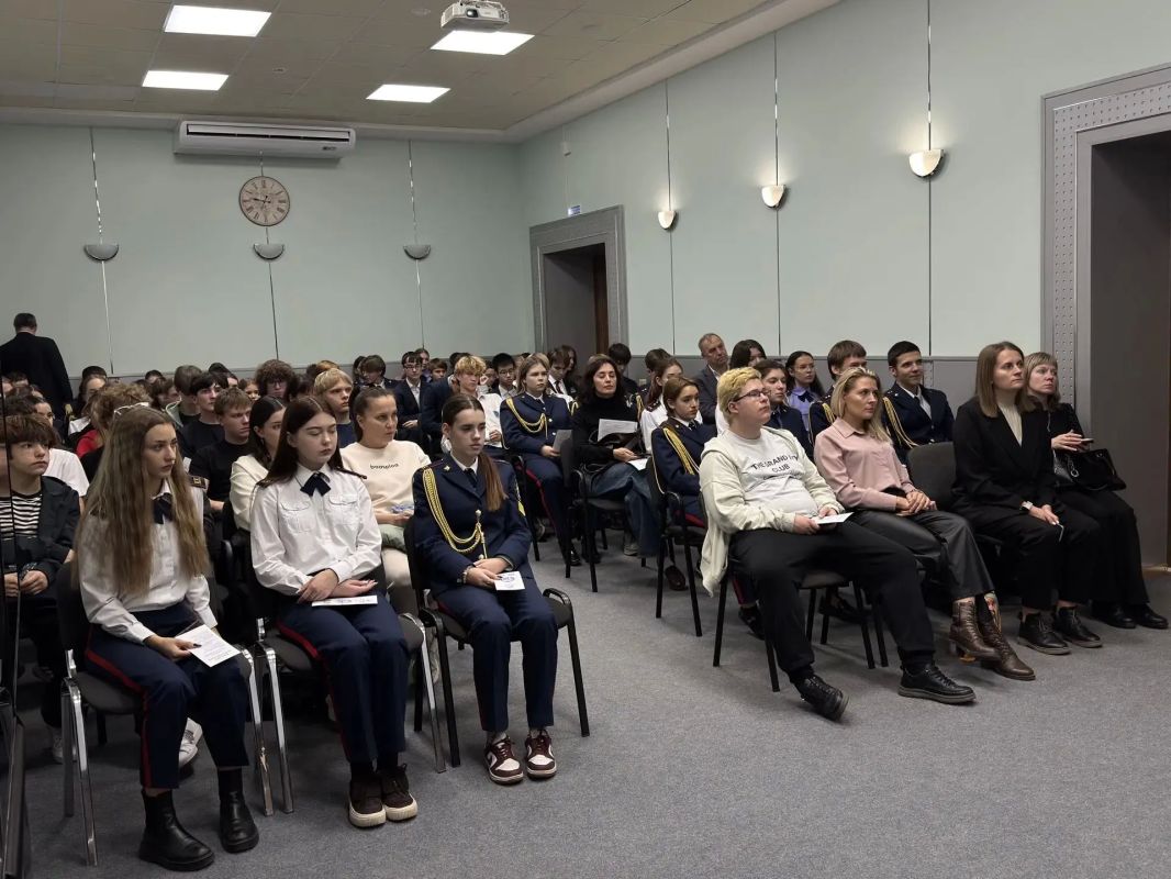 В прокуратуре Ульяновской области в рамках Дня открытых дверей проведена встреча учащихся 10-11 классов образовательных организаций с заместителем директора Института прокуратуры ФГБОУ ВО «Саратовская государственная... В прокуратуре Ульяновской области в рамках Дня открытых дверей проведена встреча учащихся 10-11 классов образовательных организаций с заместителем директора Института прокуратуры ФГБОУ ВО «Саратовская государственная...