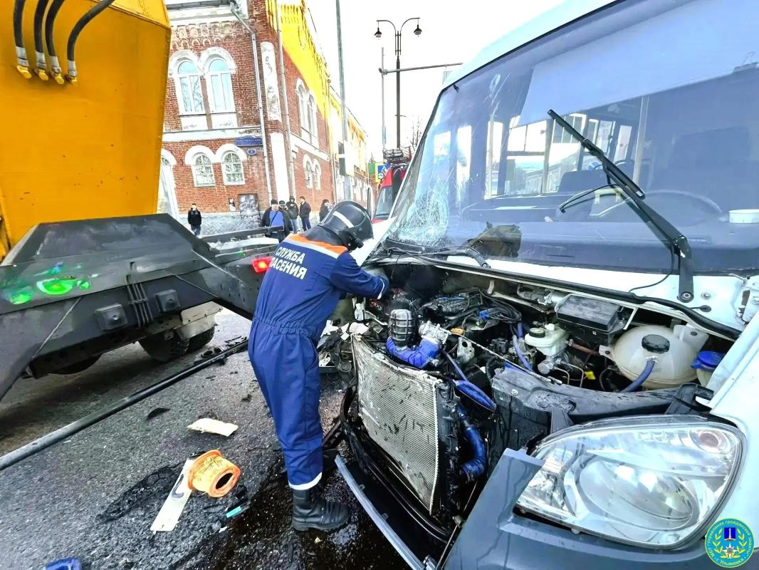 Спасатели оказали помощь участникам ДТП на улице Ленина в Ульяновске 26 октября