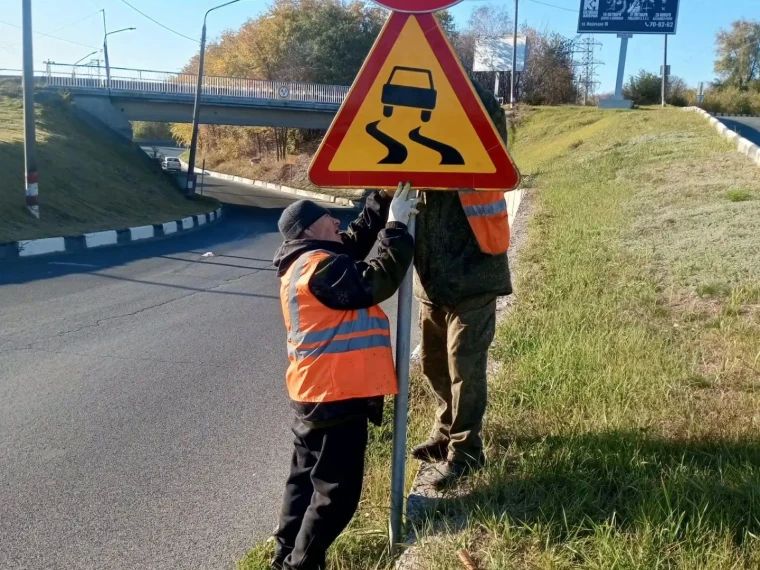 В Ульяновске устанавливают знаки «Скользкая дорога» и ёмкости с пескосолью