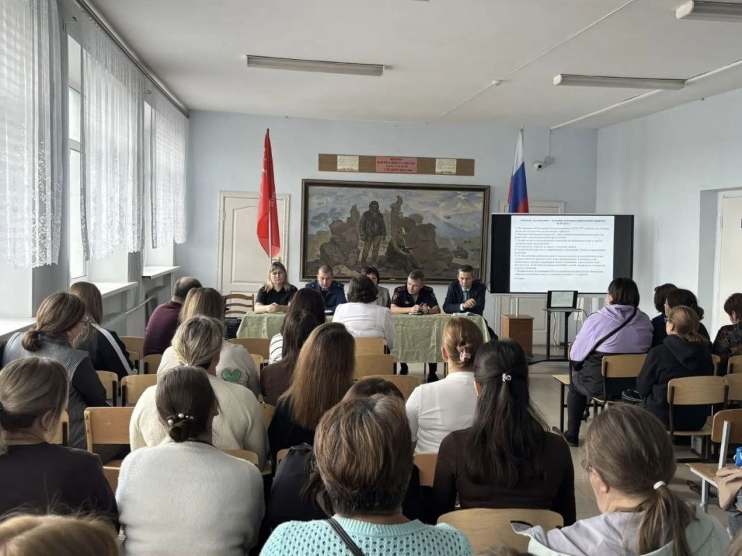 В рамках реализации мероприятий по правовому просвещению и правовому информированию старший помощник прокурора Карсунского района Козлов А.В. совместно с представителями МО МВД России «Карсунский» встретился с родительским... В рамках реализации мероприятий по правовому просвещению и правовому информированию старший помощник прокурора Карсунского района Козлов А.В. совместно с представителями МО МВД России «Карсунский» встретился с родительским...