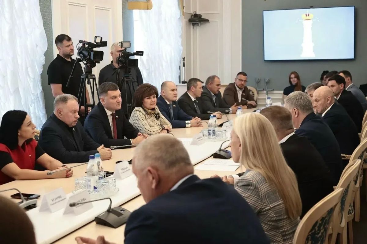 Губернатор Алексей Русских обсудил с депутатами УГД векторы развития областного центра на ближайшее будущее Губернатор Алексей Русских обсудил с депутатами УГД векторы развития областного центра на ближайшее будущее