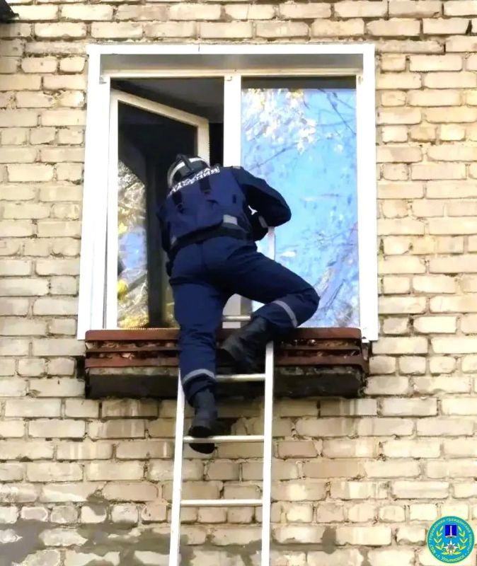 Ульяновские спасатели попали в квартиру к малышу на Стасова через окно Ульяновские спасатели попали в квартиру к малышу на Стасова через окно